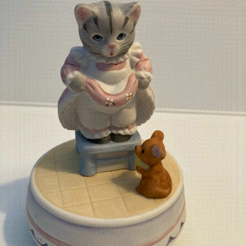 KITTY Cucumber music box